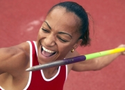 出色防守引发热议！，詹姆斯在G2比赛中重要助攻赢得满堂喝彩